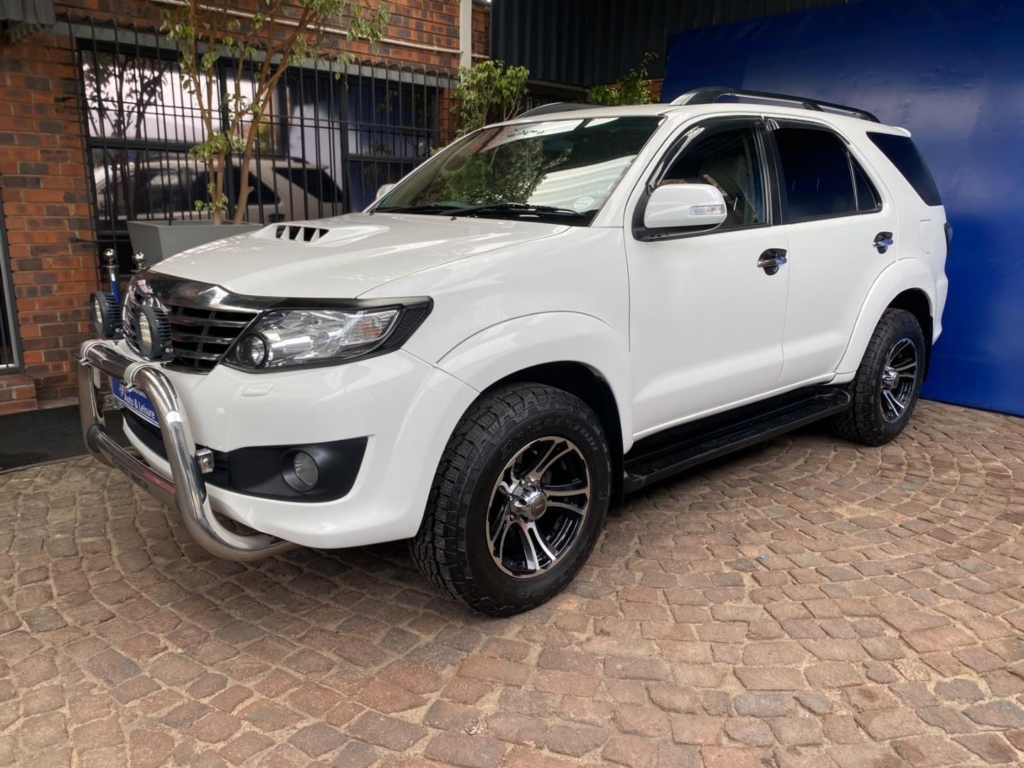 2013 Toyota Fortuner 3.0D-4D — image 1 of 20